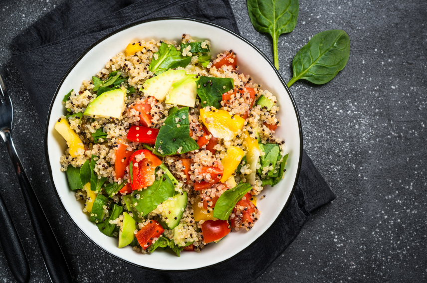 Ensalada de quinoa con aguacate y verduras asadas