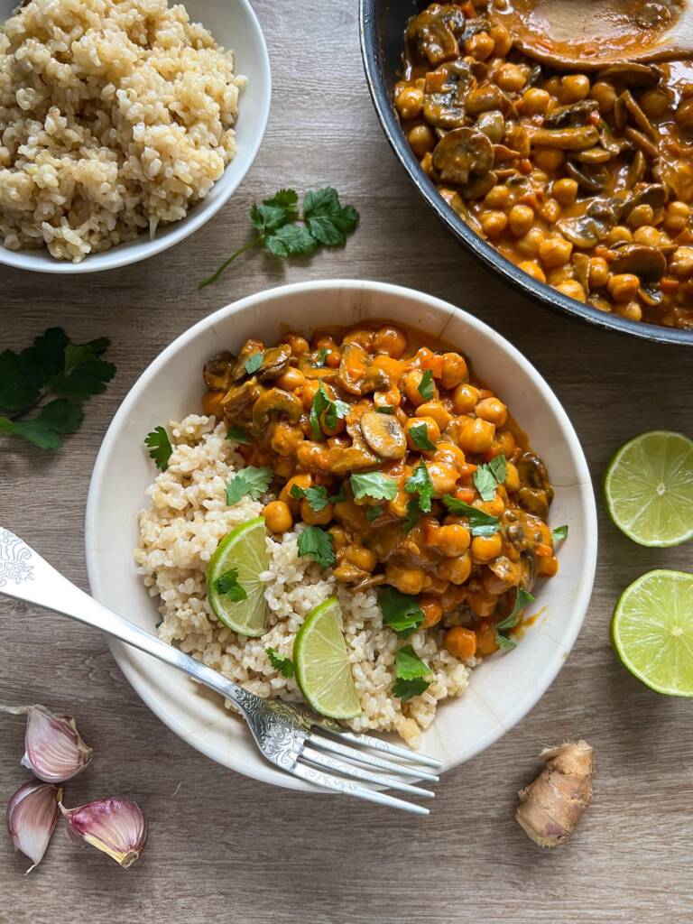 Curry de garbanzos y verduras con arroz integral