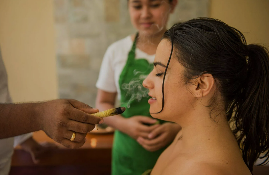 Inhalación de humo o dhoomapana en Ayurveda