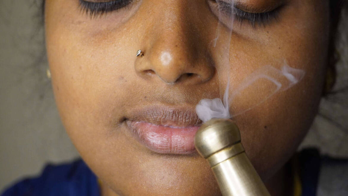 Inhalación de humo o dhoomapana en Ayurveda