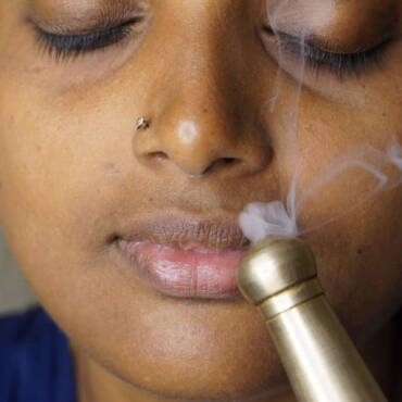 Inhalación de humo o dhoomapana en Ayurveda