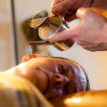 Karna purana en Ayurveda: el oleado de los oídos