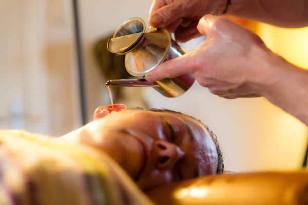 Karna purana en Ayurveda: el oleado de los oídos